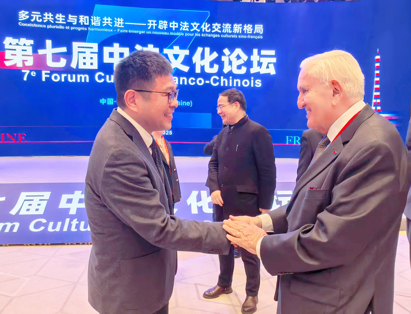 5 李向民与让-皮埃尔·拉法兰握手.png